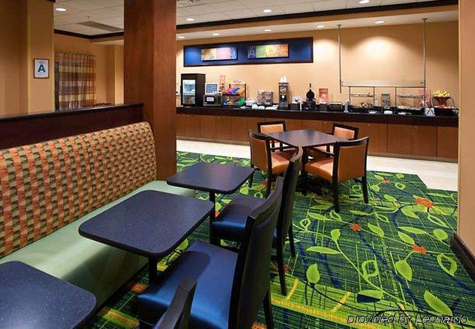 Fairfield Inn & Suites Louisville East Restaurant photo